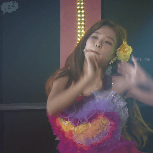 무대 위 에서 땀 흘리는 슬기_2.gif