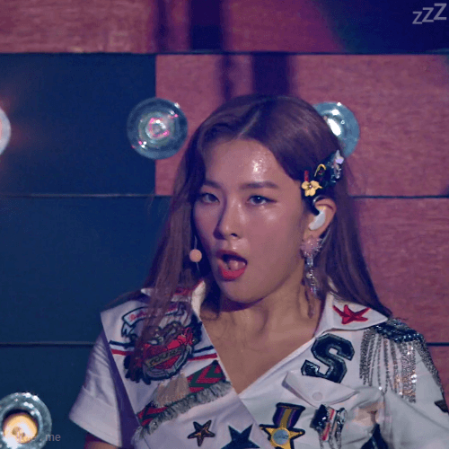 무대 위 에서 땀 흘리는 슬기_6.gif