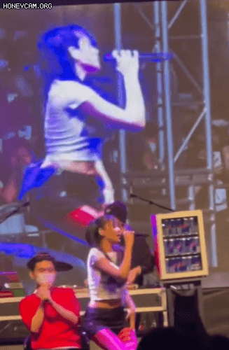ㅇㅎ?) 어제자 고려대 축제 비비 팬서비스...GIF_1.gif