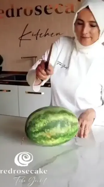 SCP) 뭐든지 닿으면 케이크가 되는 칼_2.webp