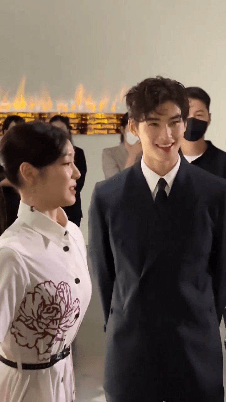 3움짤] 어제자 김연아와 차은우_2.gif