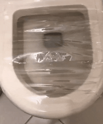 변기에 절대로 휴대폰 안 빠뜨리는 방법.gif_1.gif