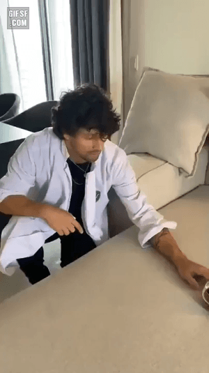 커피를 엎어도 더러워질 걱정이 없는 소파_1.gif