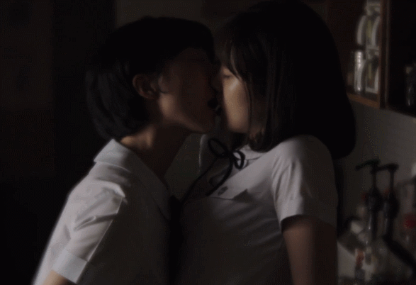혐)더러운 현실 레즈키스짤들 투척한다_6.gif
