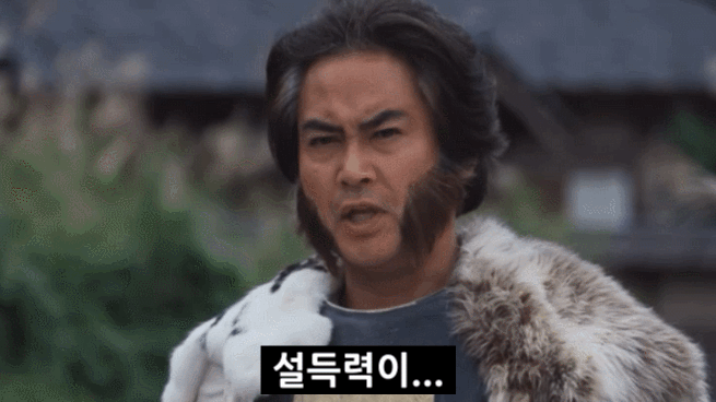 세상의 사람들이 코스프레로 살아간다는 히로인_14.gif