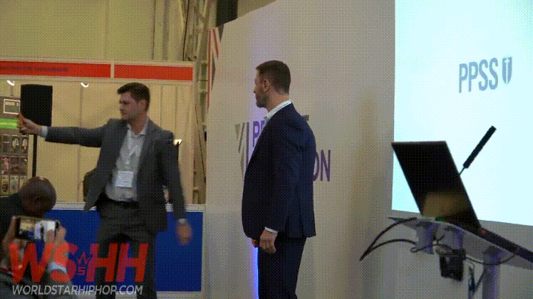 방검복 회사 사장 "회사 직원이 제가 입고있는 방검복을 직접 공격해보겠습니다"_1.gif