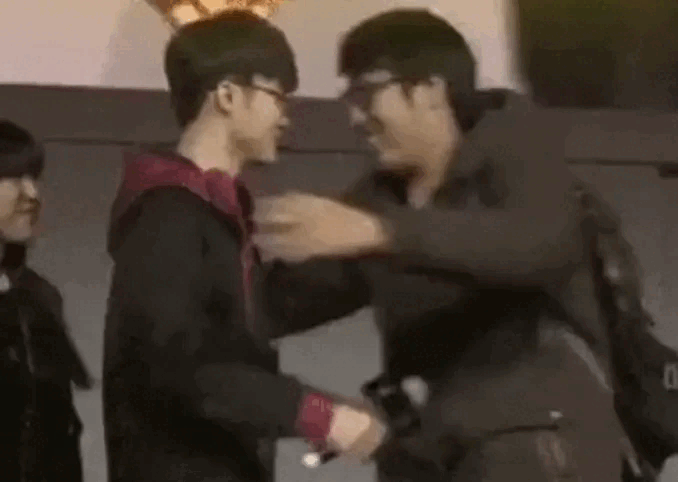 매혹 피하는 페이커.gif_1.gif