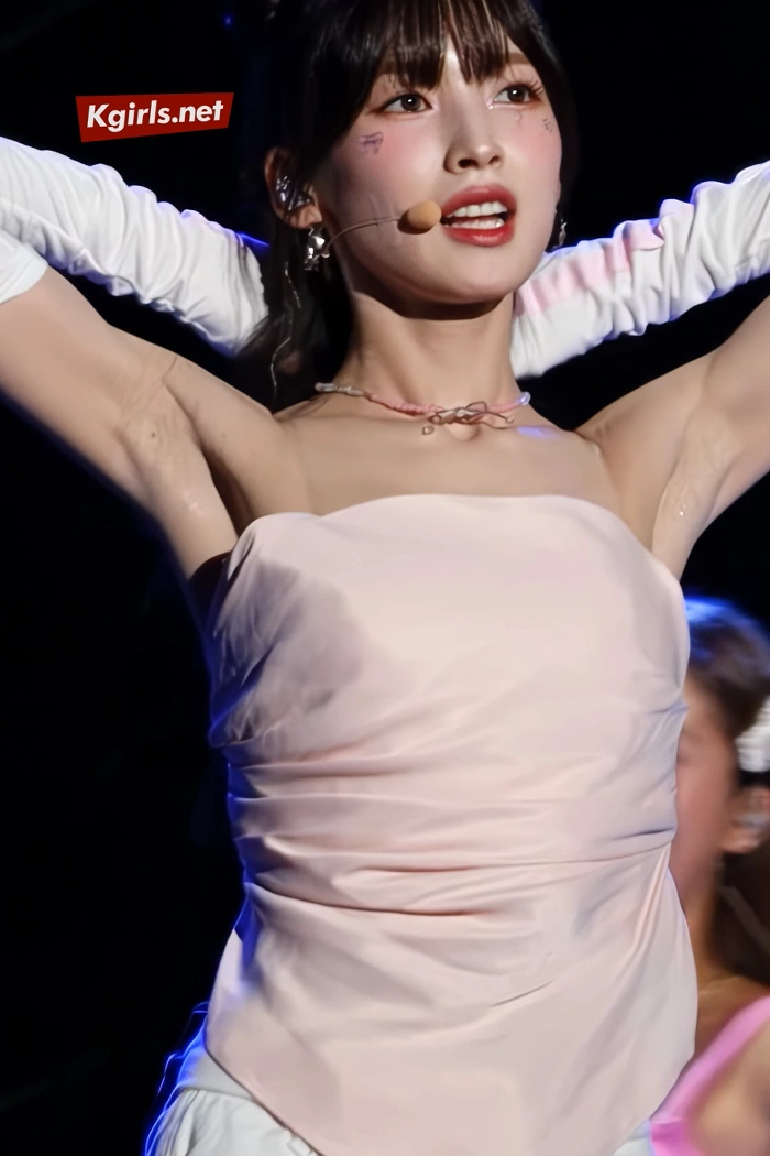 팔 드는 누나 gif_2.webp