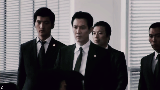 와, 결국 이정재가 잠입해서 그룹 자체를 먹어버리네_2.gif