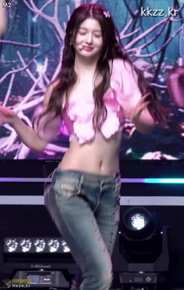 호불호 갈리는 허리 라인 gif_1.webp