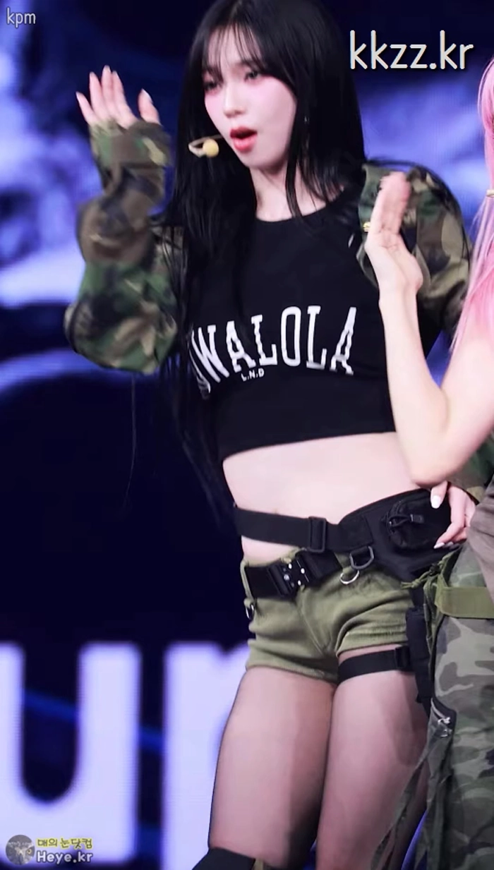 호불호 갈리는 스타킹 gif_2.webp