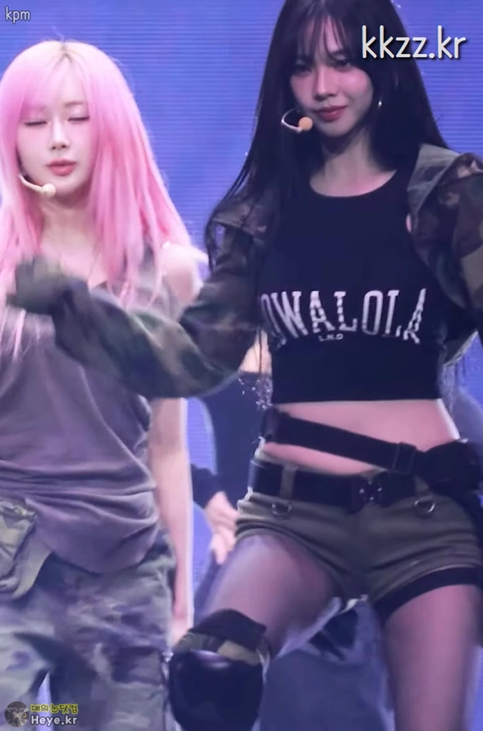 호불호 갈리는 스타킹 gif_3.webp