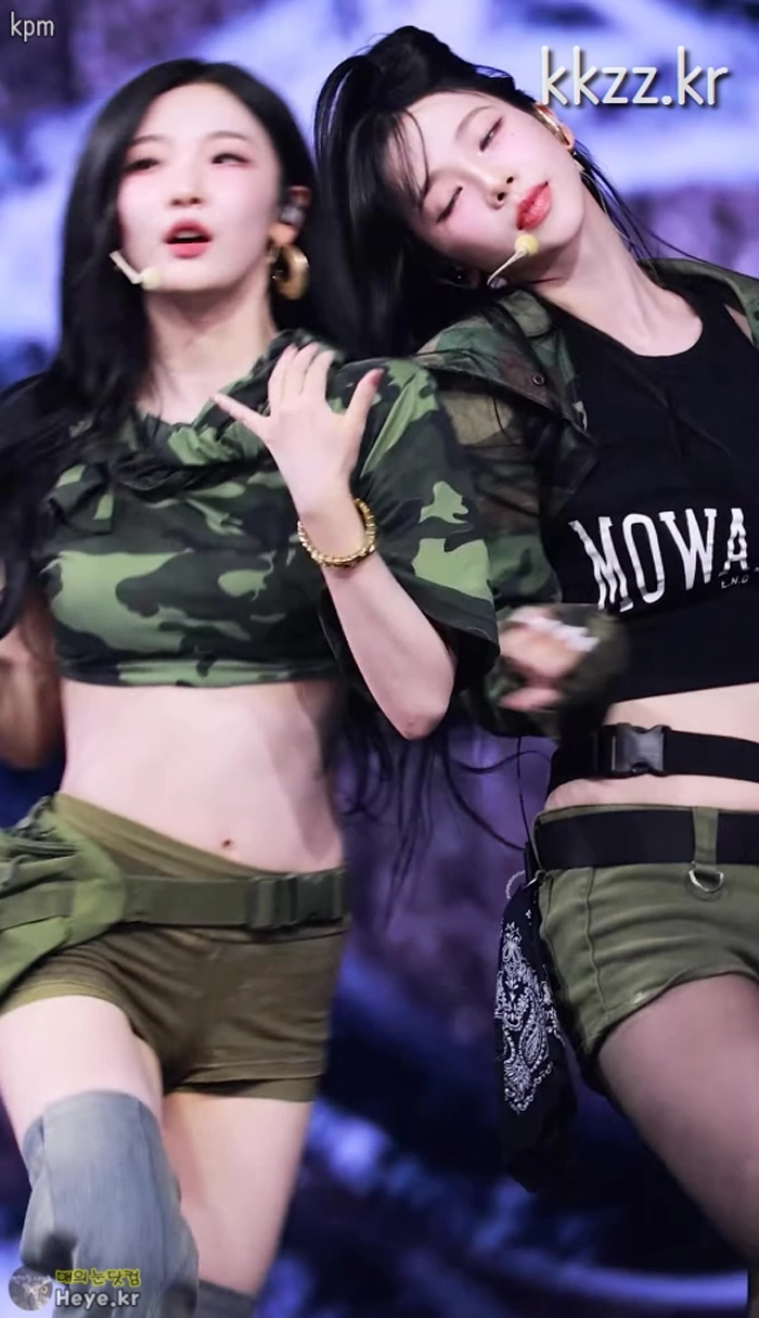 호불호 갈리는 스타킹 gif_1.webp