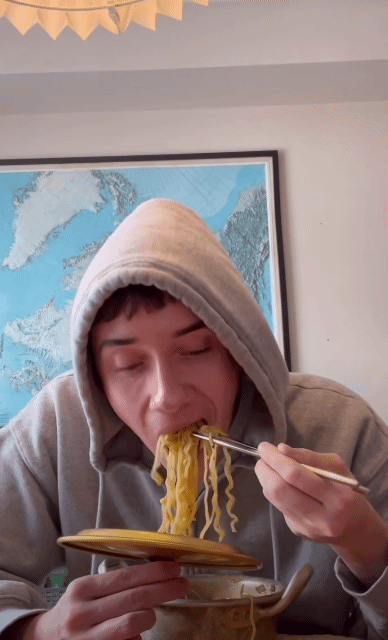 진라면 끓여먹는 외국인.gif_3.gif