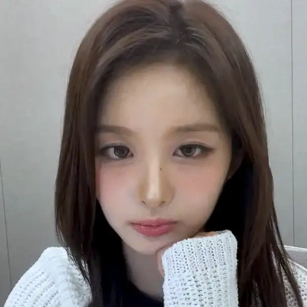 이와중에 설윤 역대급 애교 ㄷㄷㄷㄷㄷㄷㄷ.gif_9.webp