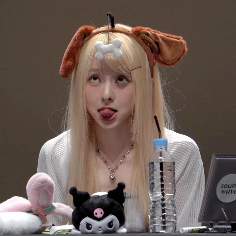 혀 낼름하는 누나 gif_2.webp