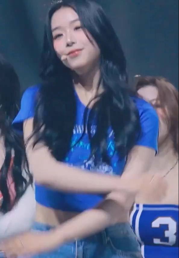 침대에 누운 아이돌 gif