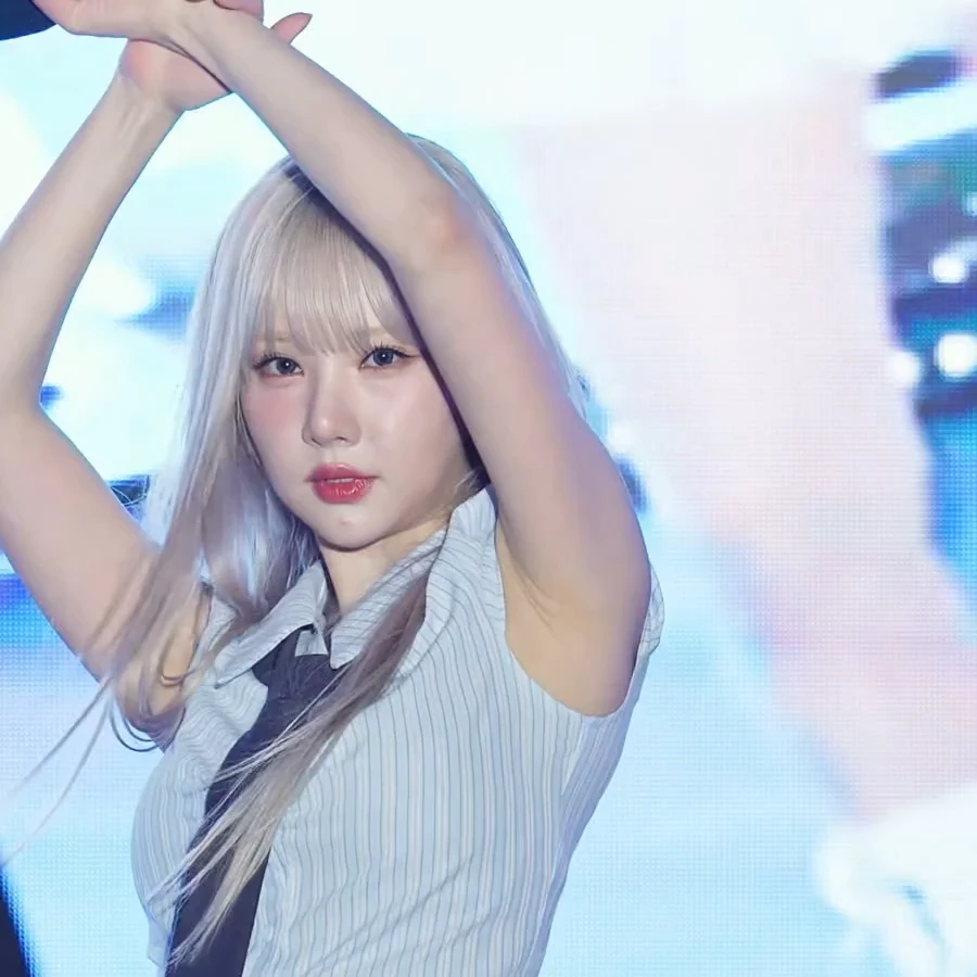 팔 드는 누나 gif_1.webp