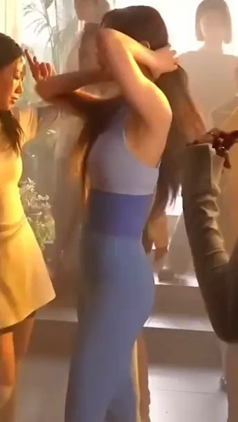 레깅스 입은 열도 누나 jpg_4.webp