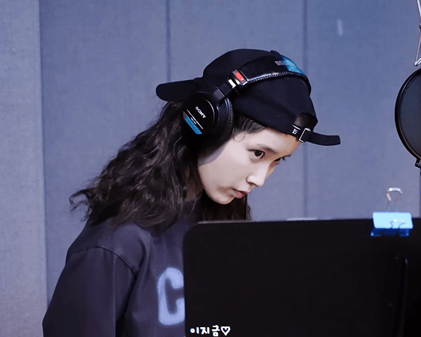 [IU] '미인' Recording Behind 편 움짤_5.gif