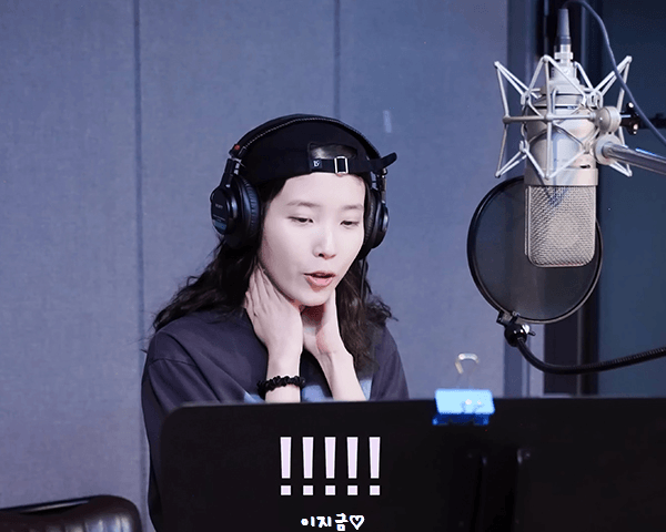 [IU] '미인' Recording Behind 편 움짤_7.gif