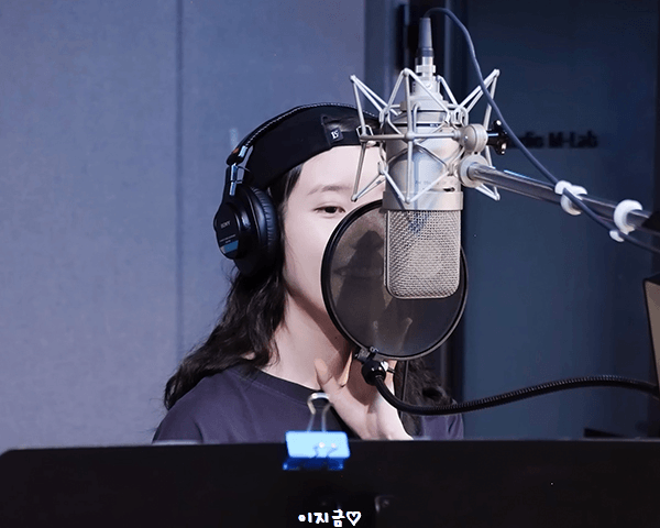 [IU] '미인' Recording Behind 편 움짤_10.gif