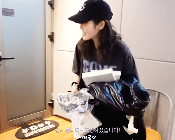 [IU] '미인' Recording Behind 편 움짤_16.gif