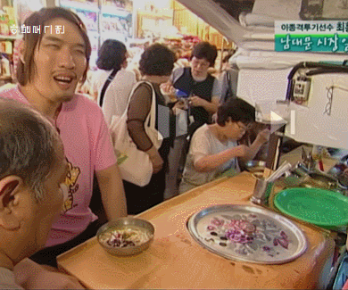 한 젓가락에 국수 한 그릇 없애버리는 최홍만_1.gif