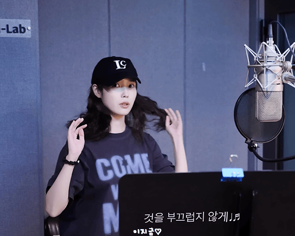 아이유, 녹음 하다 애드리브 요청에 표정 변해…"선글라스 필요하세요?"_3.gif