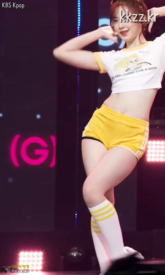 호불호 갈리는 복장 gif_2.webp
